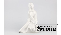 Статуэтка, Девушка с венком, Рига , Рижская фарфоровая фабрика, 60-е годы , 19 см. CSA683