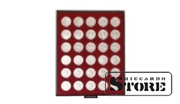Tamsiai raudonas veliūrinis padėklas, modelis 2626E, skirtas monetoms, kurių skersmuo 39,5 mm. Patikima kolekcinių monetų laikymo ir eksponavimo priemonė.