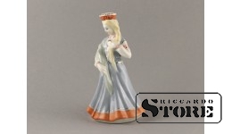 СТАТУЭТКА, Латышская девушка , РИЖСКАЯ ФАРФОРОВАЯ ФАБРИКА, АВТОР МОДЕЛИ - Р.Каркунова, 60-Е ГОДЫ , 14.5 см.