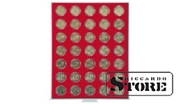 Raudonas veliūrinis padėklas, modelis 2530E, skirtas monetoms ar medaliams, kurių skersmuo 32 mm, laikyti. Puikiai tinka kolekcinių objektų tvarkingam ir saugiam saugojimui.