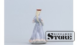 СТАТУЭТКА, Латышская девушка , РИЖСКАЯ ФАРФОРОВАЯ ФАБРИКА, АВТОР МОДЕЛИ - Р.Каркунова, 60-Е ГОДЫ , 14.5 см.
