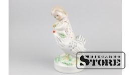 Статуэтка девочка с курочкой, фарфор, Рига, Рижский фарфоровый завод, автор - Беатрисе Карклиня, 1958 год, второй сорт, высота 16,1 см CSA631