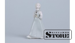 СТАТУЭТКА, Шагающая девушка, ФАРФОР, РИГА ,РИЖСКАЯ ФАРФОРОВАЯ ФАБРИКА, АВТОР МОДЕЛИ - Б.Карклини, 50-Е ГОДЫ , 8,5 СМ.