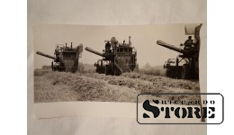 Фото В. Гайлиса 30×17 см. Уборка урожая. Колхоз " Брунава" Бауский район. Подпись автора.