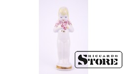 Figūriņa, Meitene ar ziedu, porcelāns, Rīga, Rīgas porcelāna rūpnīca, modeļa autors - V. Veiss, 1970tie gadi, 16 cm