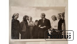 Фото В. Гайлиса 30×19,5 см. Сноповязальщики. Колхоз им.Сталина, Элейского района. Подпись автора.