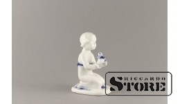 Статуэтка, Девочка с цыплятами  , Фарфор , Рига, фабрика М.С. Кузнецова, 40-е годы , 12,5  см