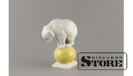 статуэтка,Медведь на шаре, Рига , Рижская фарфоровая фабрика, 50-е годы , 11 см,