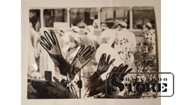 Фото В. Гайлиса 24×18 см. Взывающие руки. Витрина магазина на фоне улицы. Подпись автора.