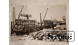 Фото В. Гайлиса 28×19 см. Даудзевский лесоповальный пункт Екабпилского лесокомбината краны приводятся в движение от узкоколейной железной дороги. Подпись автора.