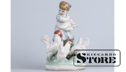 Статуэтка, Девочка с курами , Минский фарфора-фаянсовый завод , скульптор Н. Малышева ,1950 -годы , 17 см.