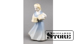 Статуэтка, Девушка с бокалами , фарфор, Рига, Рижская фарфоровая фабрика, 1950 г. 14 см