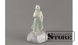 Статуэтка, Девушка на камушке , фарфор, Рига , Рижская фарфоровая фабрика, 60-е годы ,  9 см