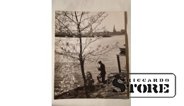 Фото В. Гайлиса 30×24 см. Вид Риги со стороны Пардаугавы. Рыбак