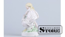 СТАТУЭТКА Девочка с курицей, фарфор ,Рига ,Рижский фарфоровая фабрика ,автор модели - Беатриса Карклиня, 50-е годы, 16 см