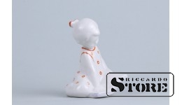 СТАТУЭТКА , Девочка с книжкой  , ФАРФОР, РИГА, РИЖСКАЯ ФАРФОРОВАЯ ФАБРИКА, 60-Е ГОДЫ ,  8,0 см