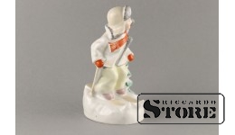 СТАТУЭТКА, Лыжник , фарфор ,Рига ,Рижский фарфоровая фабрика ,автор модели -Болзан-Голембовская, 50-е годы , 16 см