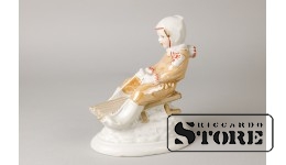 Статуэтка, С горки, фарфор, Рига, Рижская фарфоровая фабрика, автор модели - Зина Улсте, 60-е годы, 12 см , Первый сорт CSA147