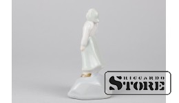 Статуэтка Поющая девочка, фарфор, Рига, Рижская фарфоровая фабрика, автор Беатрисе Карклиня, 1960 год, высота 9,3 см CSA401