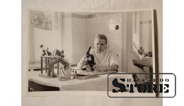 Фото В. Гайлиса 23,5×16,5 см. В лаборатории районной больницы. Балви. Подпись автора.