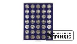Mėlynas veliūrinis padėklas, modelis 2111ME, su apvaliais 32,5 mm skersmens lizdais. Puikiai tinka vidutinio dydžio kolekcinių monetų laikymui ir demonstravimui.