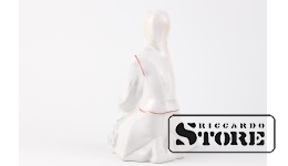 Статуэтка, Девушка с венком, Рига , Рижская фарфоровая фабрика, 60-е годы , 19 см.