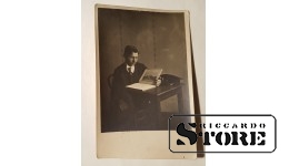 Мужчина читает книгу. Довоенная Латвия