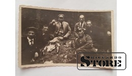 Айзсарг пьет пиво. Довоенная Латвия