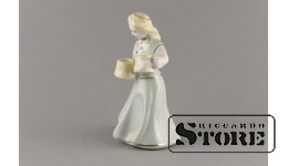 Статуэтка, Девушка с бокалами , фарфор, Рига, Рижская фарфоровая фабрика, 1950 г. 14 см