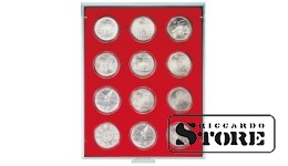 Raudonas veliūrinis padėklas, modelis 2554E, skirtas monetoms, kurių skersmuo 54 mm. Puikus sprendimas didelių kolekcinių monetų laikymui ir eksponavimui.