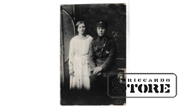 Старинная открытка "Женщина и Латвийский солдат"