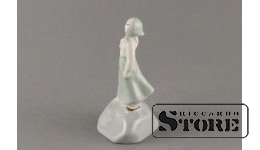 Статуэтка, Девушка на камушке , фарфор, Рига , Рижская фарфоровая фабрика, 60-е годы ,  9 см