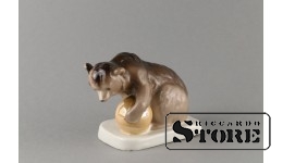 статуэтка,Медведь с шаром , Рига , Рижская фарфоровая фабрика, 50-е годы , 9 см