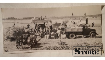 Фото В. Гайлиса 30×14 см. Полевой стан колхоза им.Кирова Елгавского района. Подпись автора.