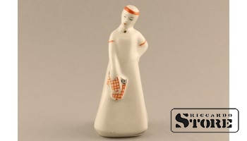 Статуэтка, Девушка с варежками, фарфор, Рига, Рижская фарфоровая фабрика, автор модели - Римма Панцеховская, 50-Е ГОДЫ г. 15 см.