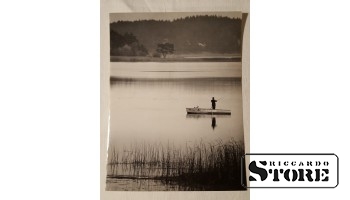 Фото В. Гайлиса 24×18 см. Рыбак в лодке " GLABŠANAS" на озере Югла. Подпись автора.