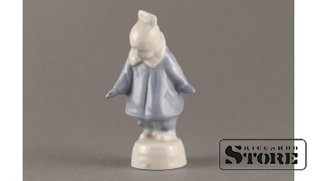 Statuette, Girl in a fur coat, porcelain, Riga, Riga porcelain factory, model author - R.Pantsehovskaya, 1950s, 9.5 cm