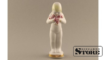 Статуэтка, Девочка с цветком, фарфор, Рига , Рижская фарфоровая фабрика, автор модели - В.Вейс, 70-е годы , 16 см.