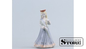 СТАТУЭТКА, Латышская девушка , РИЖСКАЯ ФАРФОРОВАЯ ФАБРИКА, АВТОР МОДЕЛИ - Р.Каркунова, 60-Е ГОДЫ , 14.5 см.