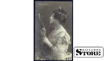 Старинная открытка Женщина с зеркалом
