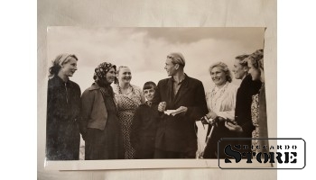 Фото В. Гайлиса 30×19,5 см. Сноповязальщики. Колхоз им.Сталина, Элейского района. Подпись автора.