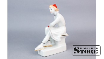 Статуэтка на катке, фарфор, Рига, Рижская фарфор-фаянсовая фабрика, автор Оксана Жникруп, 1947-1968 год, высота 14,5 см