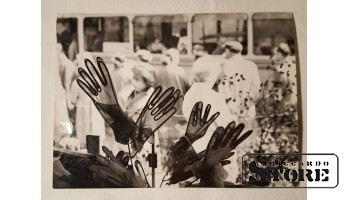 Фото В. Гайлиса 24×18 см. Взывающие руки. Витрина магазина на фоне улицы. Подпись автора.