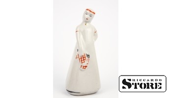 Статуэтка, Девушка с варежками, фарфор, Рига, Рижская фарфоровая фабрика, автор модели - Римма Панцеховская, 50-Е ГОДЫ г. 15 см.
