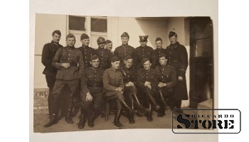 Довоенная Латвийская армия около казармы