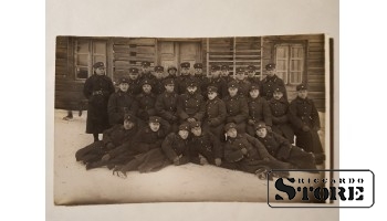 Довоенная Латвийская армия около казармы