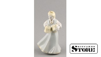 Figurine, Girl with mugs, porcelain, Riga , Riga porcelain factory, 1950s, 14 cm