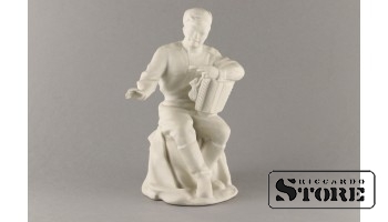 Статуэтка, Бисквит,Солдат Василий Тёркин , Рига, Рижская фарфоровая фабрика, 1950-е годы, 20 см