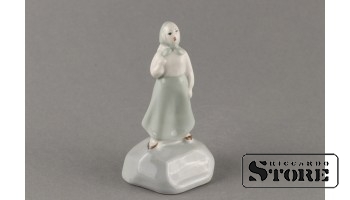 Статуэтка, Девушка на камушке , фарфор, Рига , Рижская фарфоровая фабрика, 60-е годы ,  9 см