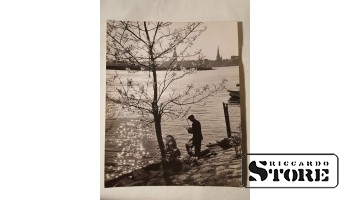 Фото В. Гайлиса 30×24 см. Вид Риги со стороны Пардаугавы. Рыбак